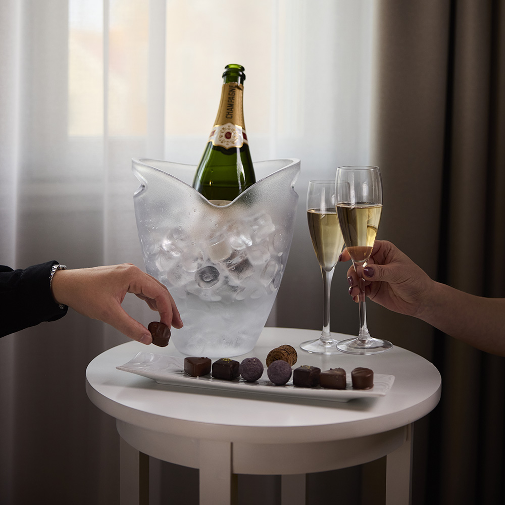 Tryfflar Trosa stadshotellet En flaska bubbel och chokladtryfflar serveras på Trosa Stadshotell