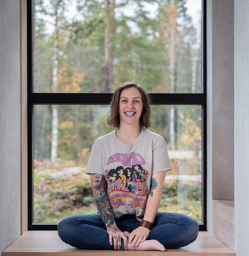 Veronica Löwenbok sitter framför ett fönster