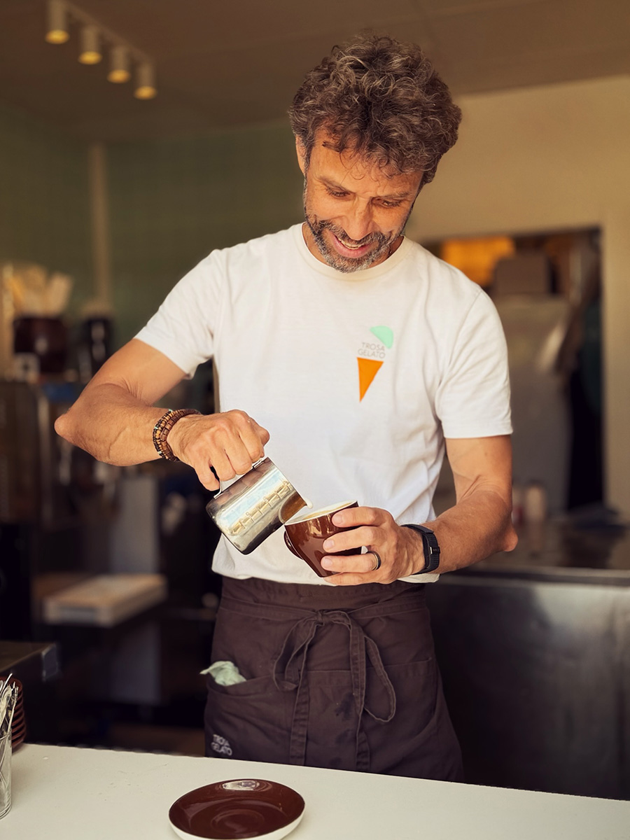 Carl på Trosa gelato serverar kaffe