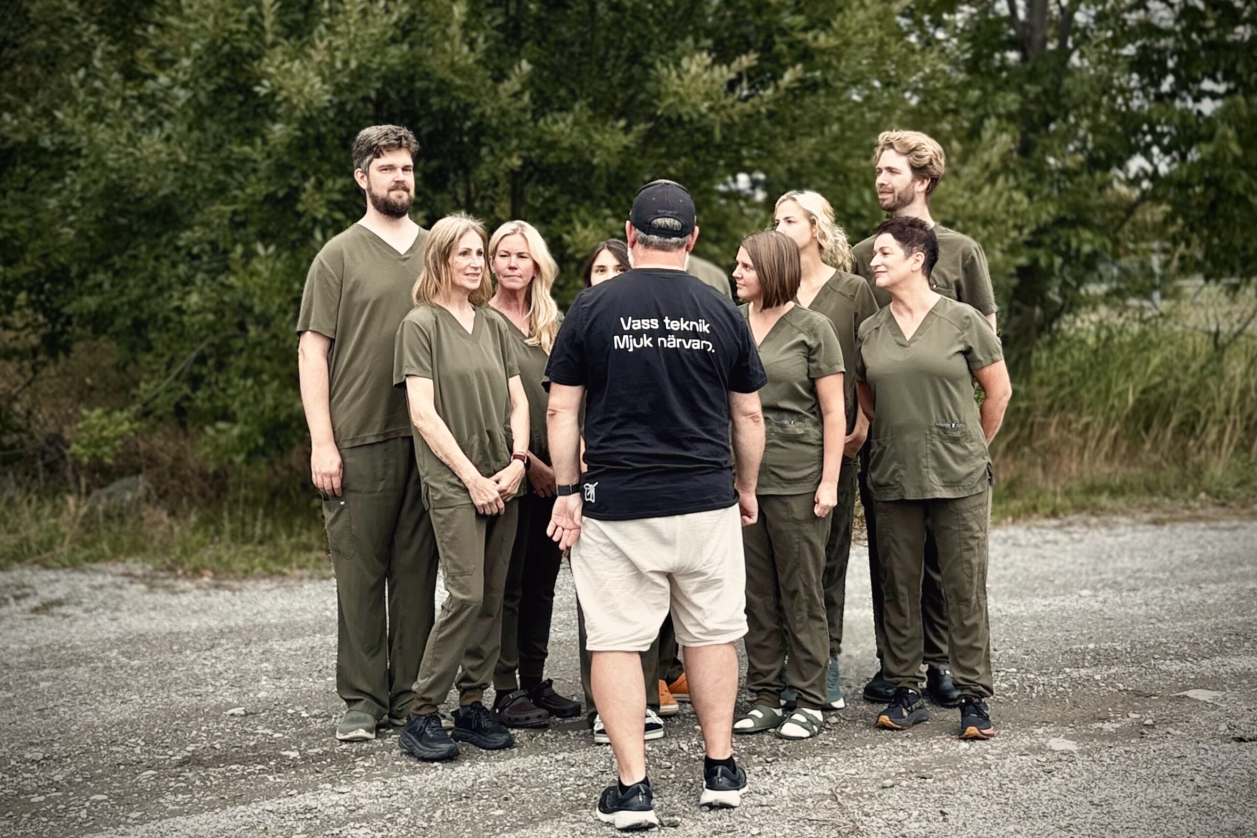 Fotografen Joakim Kromnér instruerar ett företag inför en gruppbild